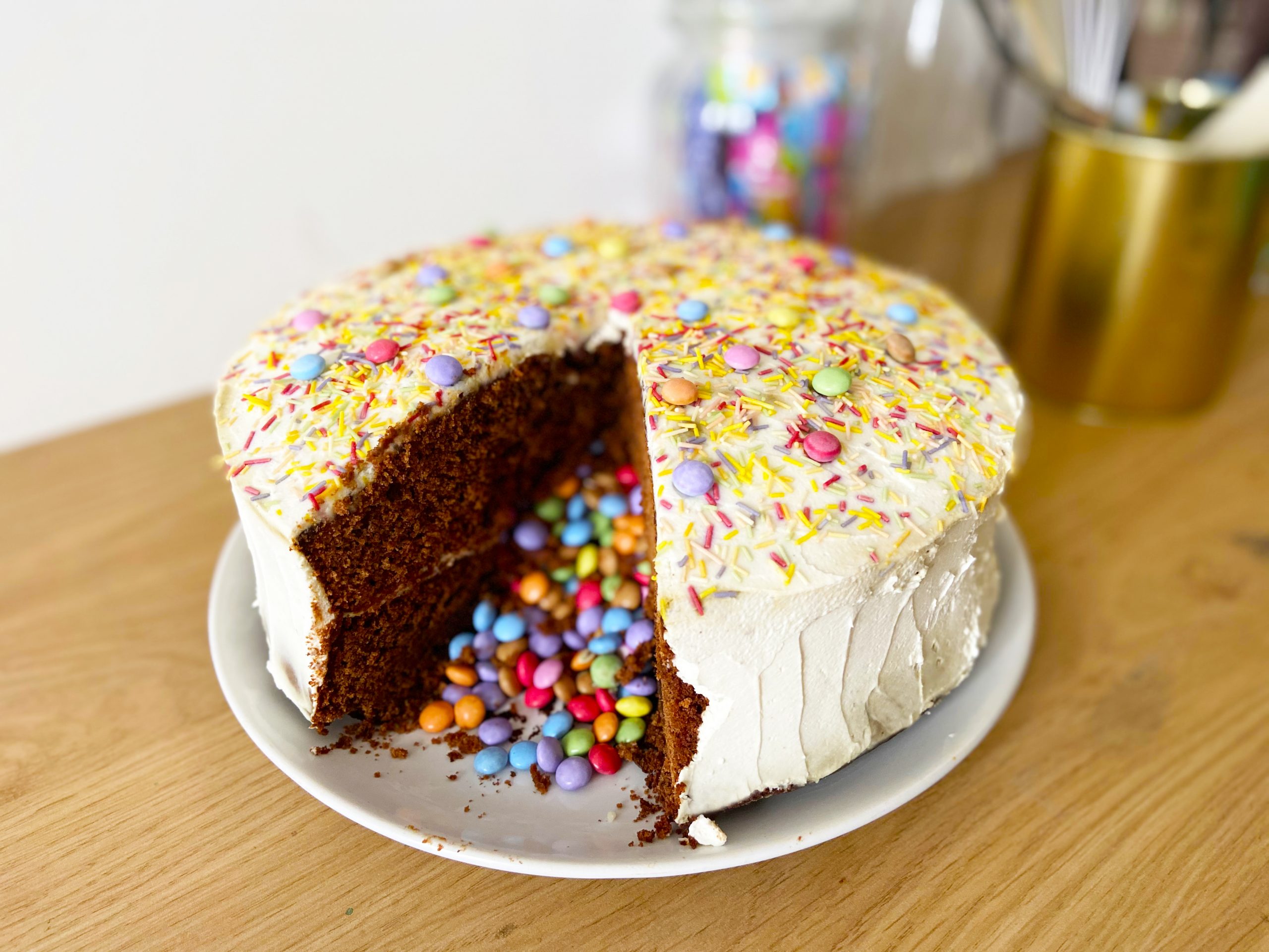 Gâteau d'anniversaire pour enfant au chocolat et aux bonbons 